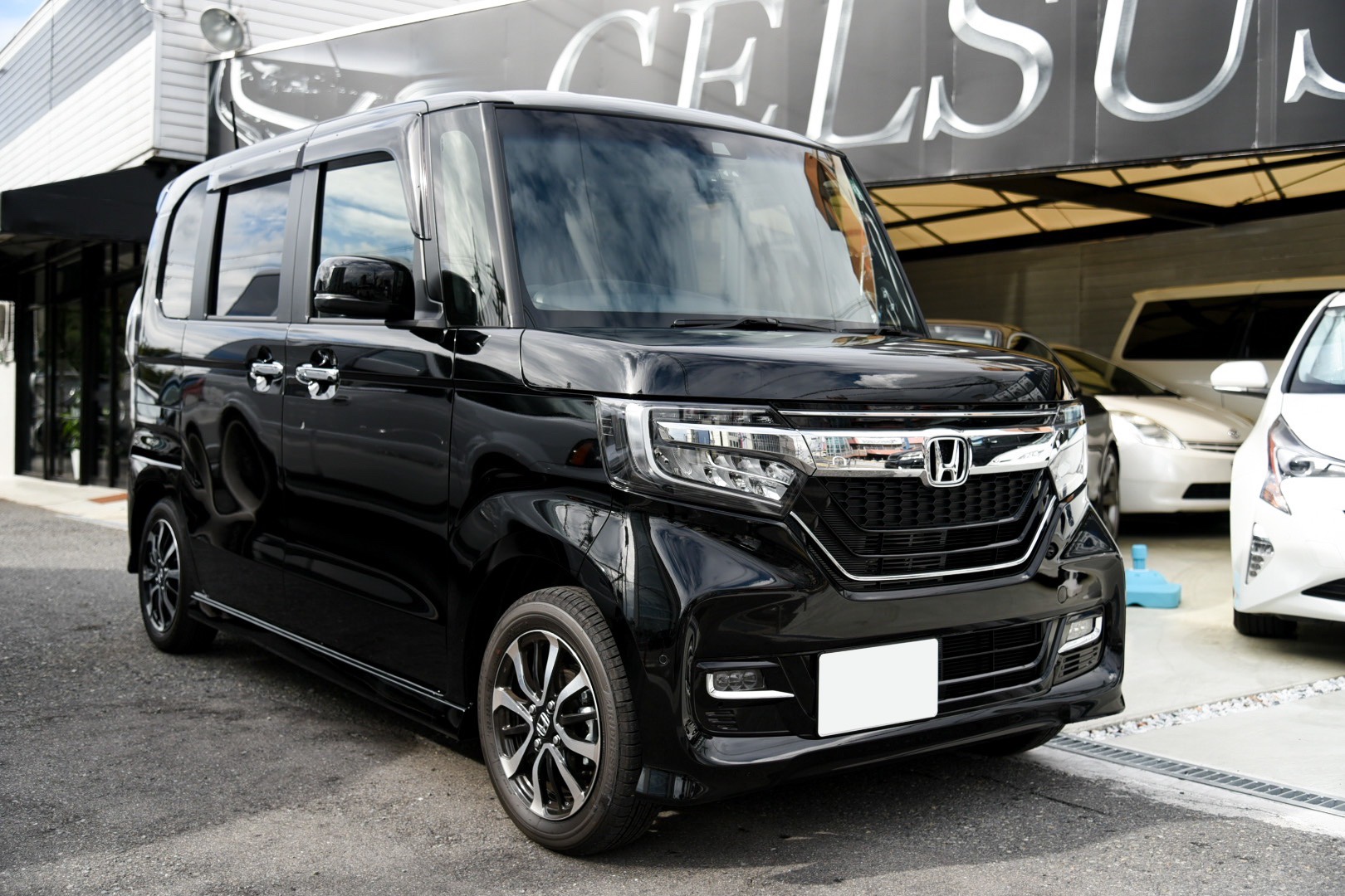 ホンダ・N-BOXカスタム　メイン画像