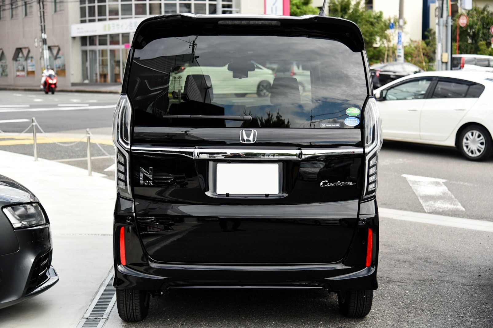 ホンダ・N-BOXカスタム　後方画像