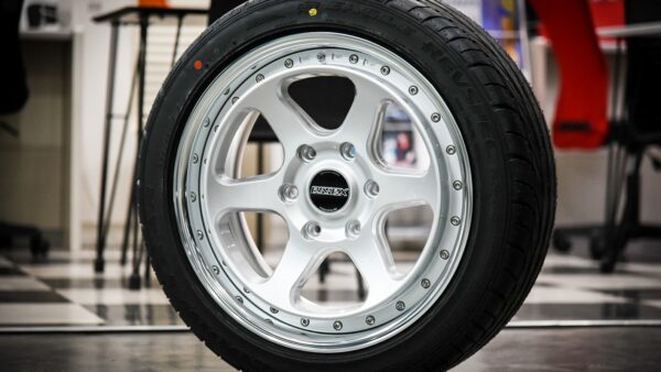 【6型ハイエース用新品ホイールのご紹介】