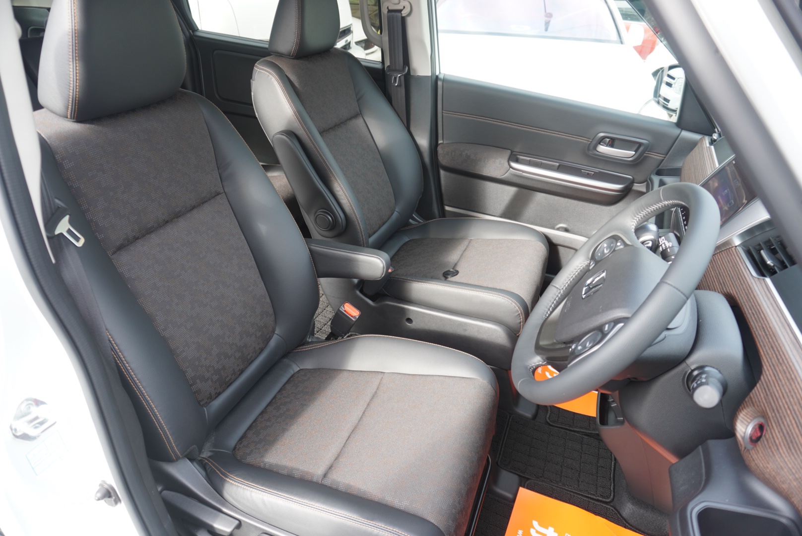 【中古車販売】ホンダ・フリード+ 1.5クロスター ホンダセンシング　フロントシート画像