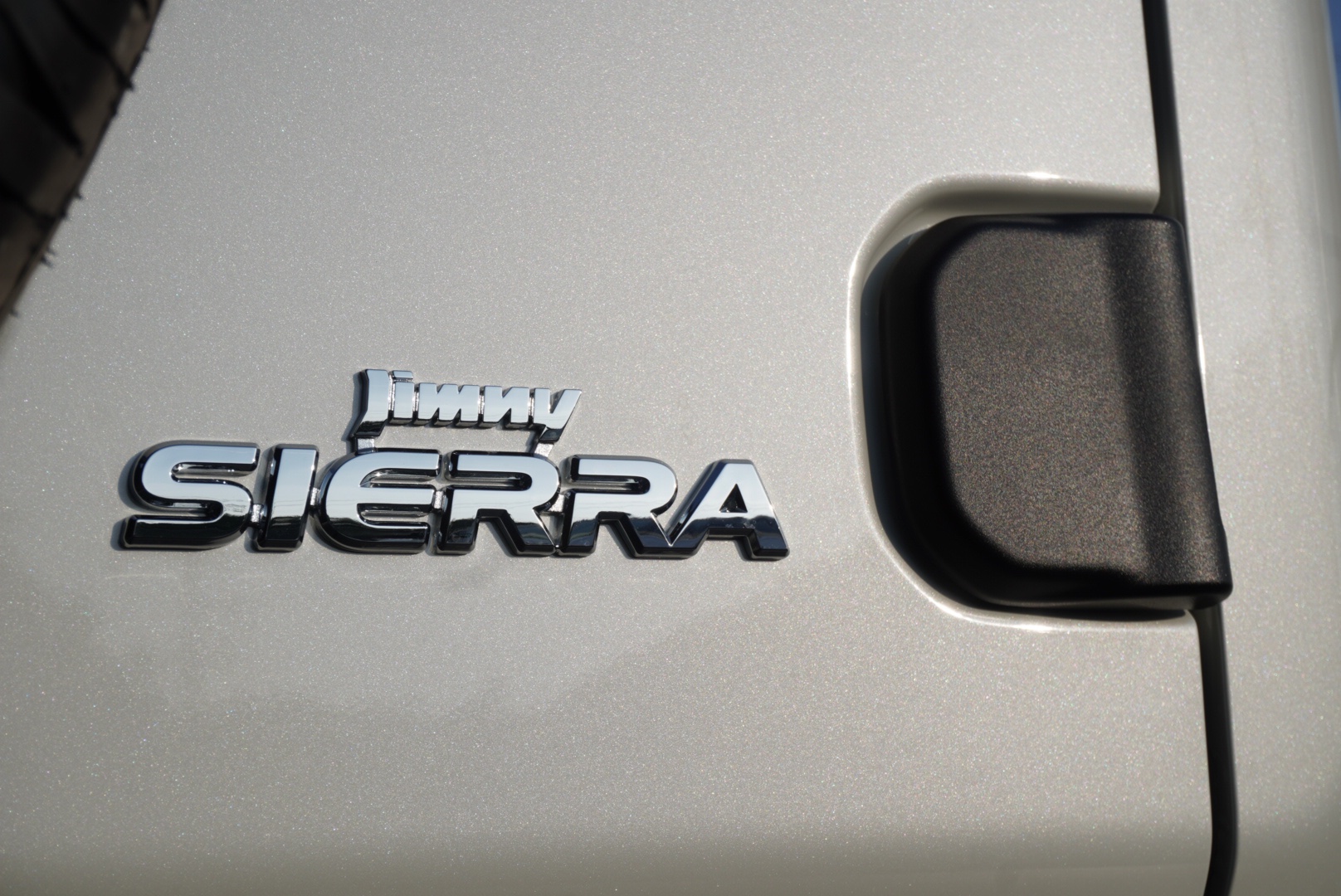 【新車販売】スズキ・ジムニーシエラ　エンブレム画像